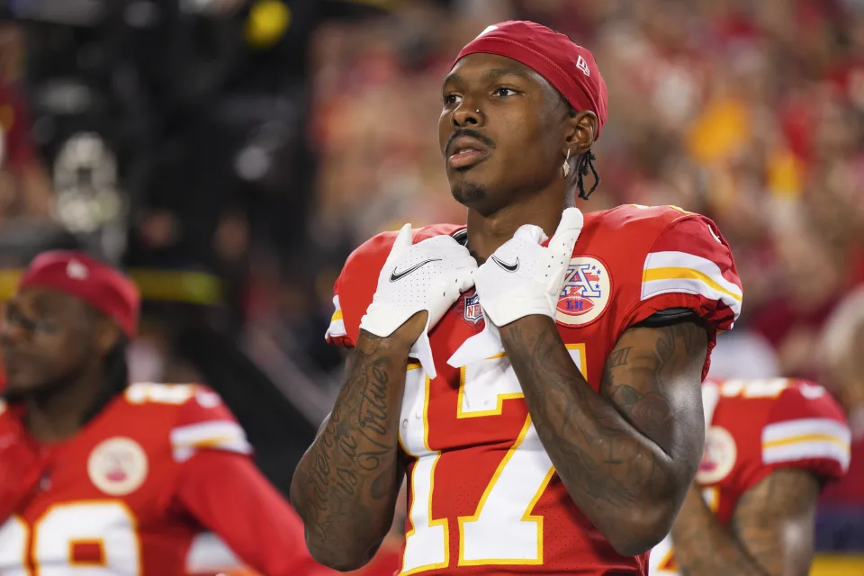 Chiefs WR Mecole Hardman Suffers Knee Injury that puts him...